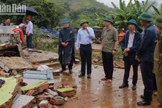 Đồng chí Nguyễn Quốc Trị, Thứ trưởng Nông nghiệp và Phát triển nông thôn kiểm tra tình hình khắc phục thiên tai tại xã Hua Păng, huyện Mộc Châu. 