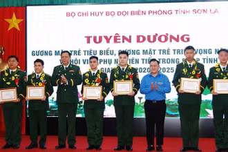 Lãnh đạo Bộ Chỉ huy Bộ đội Biên phòng tỉnh và Tỉnh đoàn Sơn La trao tặng danh hiệu cho các gương mặt trẻ tiêu biểu.