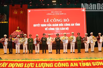 Ban Giám đốc Công an tỉnh Sơn La tặng hoa cho 14 đồng chí là phó trưởng phòng và tương đương của Công an tỉnh Sơn La viết đơn xin nghỉ hưu trước thời hạn.