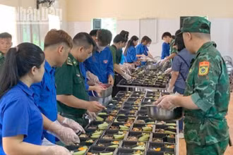 Các lực lượng tham gia nấu bữa cơm trưa miễn phí cho các thí sinh tại điểm thị xã Chiềng Khương.