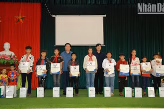 Đồng chí Trưởng Ban Tuyên giáo Trung ương tặng quà cho những học sinh có hoàn cảnh khó khăn tại xã Hua Păng, huyện Mộc Châu.