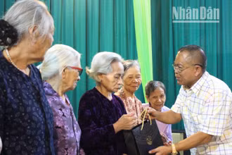 Tặng sản phẩm cao sâm Ngọc Linh cho người cao tuổi tại Tiểu khu 19, thị trấn Hát Lót, Mai Sơn.