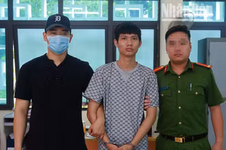 Đối tượng Đoàn Ngọc Huy (ở giữa) tại cơ quan chức năng.