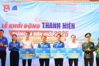 Lãnh đạo Bộ đội Biên phòng tỉnh, Tỉnh Đoàn, Huyện ủy Mai Sơn và trao tặng các mô hình, công trình cho các đơn vị thuộc xã Phiêng Pằn.