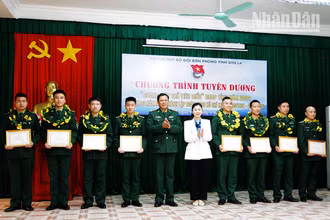 Trao tặng danh hiệu “Gương mặt trẻ tiêu biểu” và “Gương mặt trẻ triển vọng” cho các cá nhân.
