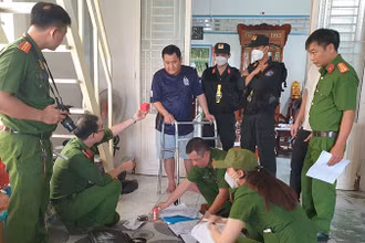 Khám xét nơi ở của đối tượng Bùi Thanh Đoàn.