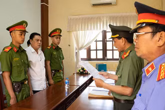 Cơ quan An ninh điều tra tống đạt quyết định khởi tố và lệnh bắt tạm giam ông Nhàn.