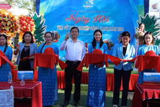 Nghi thức cắt băng khai mạc Ngày hội.