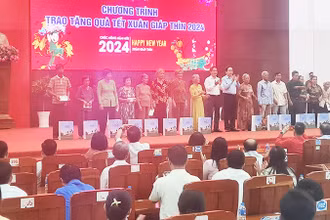 Phó Chủ tịch Thường trực Quốc hội Trần Thanh Mẫn tặng quà Tết cho gia đình chính sách.
