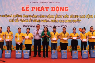 Tặng quà cho đoàn viên, công nhân, viên chức, người lao động có hoàn cảnh khó khăn.