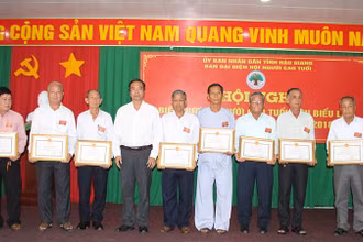 Tặng Bằng khen của Chủ tịch Ủy ban nhân dân tỉnh Hậu Giang cho các cá nhân.