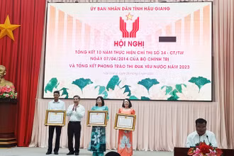Lãnh đạo tỉnh trao Huân chương lao động hạng Nhất, Nhì của Chủ tịch nước tặng cho các cá nhân.