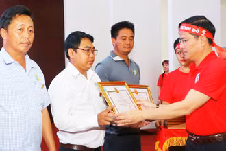 Phó Bí thư Thường trực Tỉnh ủy Hậu Giang Trần Văn Huyến tặng bằng khen cho người hiến máu tiêu biểu.