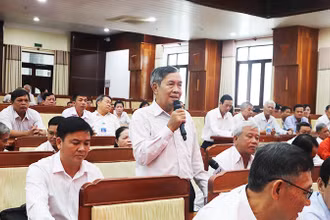 Các đại biểu đóng góp ý kiến, kiến nghị tại buổi tiếp xúc.