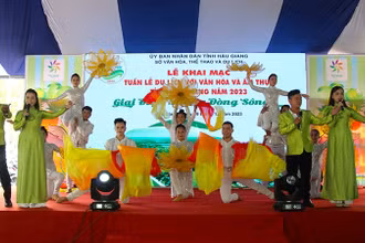 Một tiết mục văn nghệ tại lễ khai mạc.