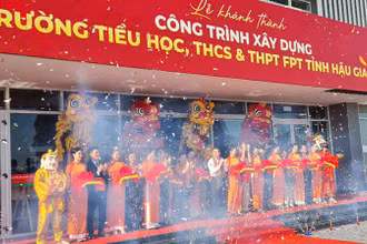 Nghi thức cắt băng khánh thành.