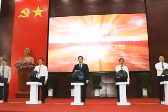 Nghi thức bấm nút khai mạc Tuần lễ chuyển đổi số