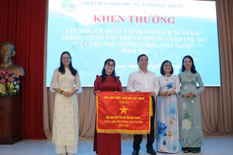 Trung ương Hội Liên hiệp Phụ nữ Việt Nam tặng cờ thi đua cho Hội Liên Hiệp Phụ nữ tỉnh Hậu Giang.