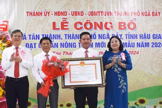 Lãnh đạo tỉnh Hậu Giang trao bằng công nhận đạt chuẩn nông thôn mới kiểu mẫu cho xã Tân Thành.