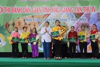 Trao thưởng cho các đội đạt giải.