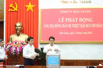 Đồng chí Nghiêm Xuân Thành, Ủy viên Trung ương Đảng, Bí thư Tỉnh ủy Hậu Giang ủng hộ đồng bào bị thiệt hại do cơn bão số 3.