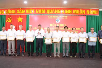 Ban đại diện Hội Người cao tuổi tỉnh Hậu Giang tặng giấy khen cho các cá nhân.