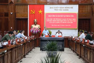 Đồng chí Phạm Tất Thắng, Ủy viên Trung ương Đảng, Phó Trưởng Ban Thường trực Ban Dân vận Trung ương, phát biểu tại buổi làm việc.