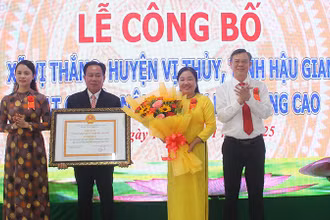 Đại diện lãnh đạo tỉnh Hậu Giang trao bằng công nhận cho đại diện xã Vị Thắng.