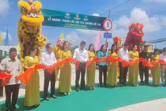 Nghi thức cắt băng khánh thành cầu Kênh Trực Thăng.