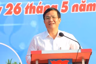 Phó Bí thư Thường trực Tỉnh ủy Hậu Giang Trần Văn Huyến phát biểu tại buổi lễ.
