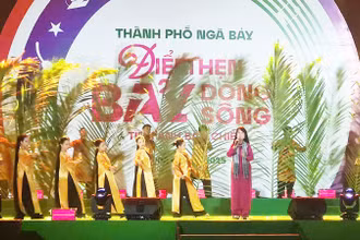 Một tiết mục trong Chương trình nghệ thuật đặc sắc “Điểm hẹn bảy dòng sông - Tình anh bán chiếu”.