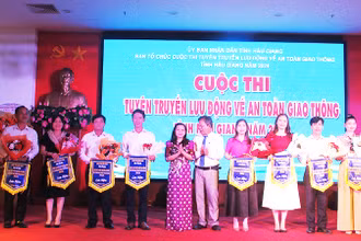 Tặng cờ lưu niệm và hoa cho các đội tham gia.