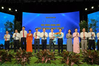 Ra mắt các thành viên Hội đồng Khoa học các cơ quan đảng Tỉnh ủy Hậu Giang.
