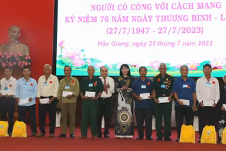 Tặng quà cho người có công cách mạng.