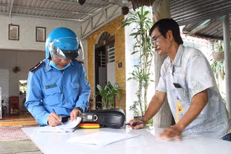 Lực lượng chức năng lập biên bản cam kết tháo dỡ công trình vi phạm hành lang bảo vệ cầu Tầm Vu trên quốc lộ 61.