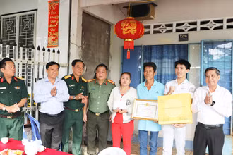 Đoàn lãnh đạo tỉnh hậu Giang đến thăm, tặng quà gia đình ông Trần Anh Phi ở khu vực 5, phường 4, thành phố Vị Thanh.