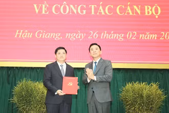 Ủy viên Trung ương Đảng, Phó Trưởng Ban Tổ chức Trung ương Đỗ Trọng Hưng trao Quyết định cho đồng chí Nguyễn Tuấn Anh.