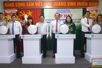 Lãnh đạo tỉnh và ngành nông nghiệp Hậu Giang thực hiện nghi thức ứng dụng phần mềm hỗ trợ chuyển đổi số của ngành nông nghiệp tỉnh.