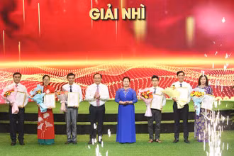 Ban Tổ chức trao giải Nhì cho các tác giả và nhóm tác giả.