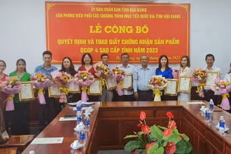 Trao giấy chứng nhận cho các chủ thể