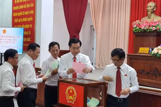 Các đại biểu bỏ phiếu tín nhiệm tại kỳ họp.