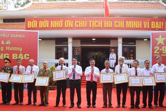 Lãnh đạo tỉnh trao Huy hiệu Đảng cho các đảng viên cao niên tuổi Đảng