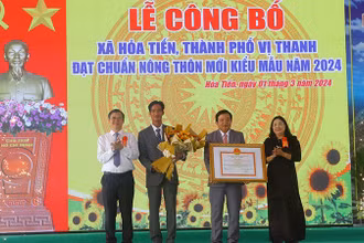 Lãnh đạo tỉnh Hậu Giang trao chứng nhận xã đạt chuẩn nông thôn mới kiểu mẫu cho xã Hỏa Tiến. 