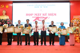 Lãnh đạo tỉnh Hậu Giang trao tặng danh hiệu Thầy thuốc ưu tú cho các cá nhân.