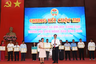 Ông Võ Văn Trung, Chủ tịch Hội nông dân tỉnh Hậu Giang trao giải Nhất cho thí sinh Huỳnh Thị Kim Nga.
