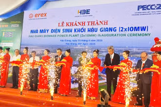 Nghi thức cắt băng khánh thành.