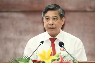Chủ tịch Ủy ban nhân dân tỉnh Hậu Giang Đồng Văn Thanh báo cáo giải trình tại phiên chất vấn.