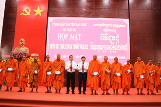 Lãnh đạo tỉnh Hậu Giang tặng quà cho các vị trụ trì đại diện 15 Chùa Nam tông Khmer trong tỉnh.