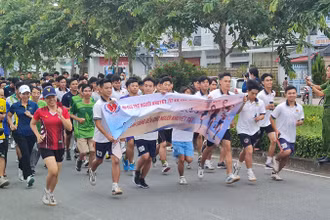 Các vận động viên hào hứng trên đường chạy.