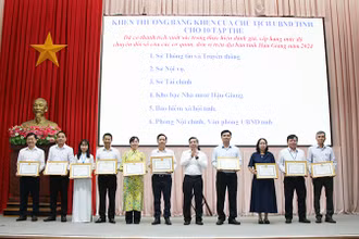 Tặng Bằng khen của Chủ tịch Ủy ban nhân dân tỉnh cho cho 10 tập thể, 8 cá nhân có thành tích xuất sắc trong thực hiện đánh giá, xếp hạng mức độ chuyển đổi số của các cơ quan, đơn vị trên địa bàn tỉnh năm 2024.